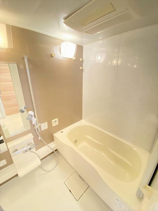 1418サイズの浴室には浴室暖房換気乾燥機がございます。