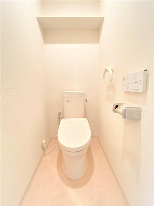 【トイレ】2015年頃にリフォーム済です。温水洗浄便座付。