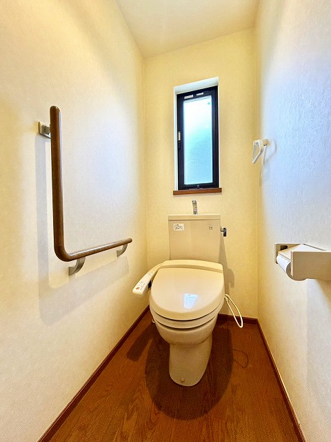 1階トイレ/手摺り有り/温水洗浄便座