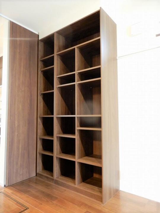 ワークスペースには本棚も設置