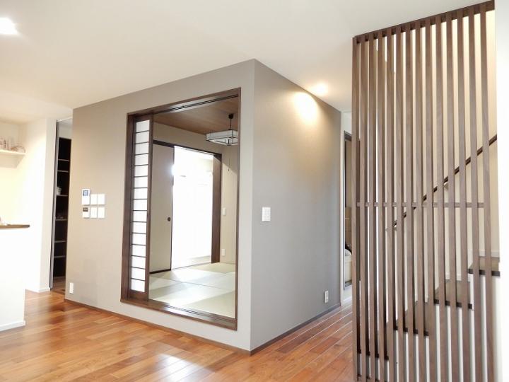 家族と顔を合わせるリビング階段