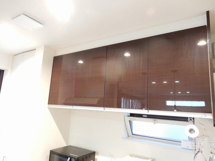 キッチン背面にカップボードを設置