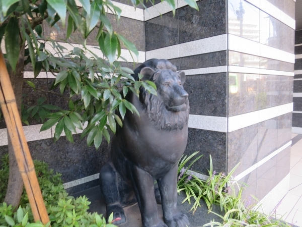 エントランス　ライオンズマンションの象徴のライオン像が鎮座しております