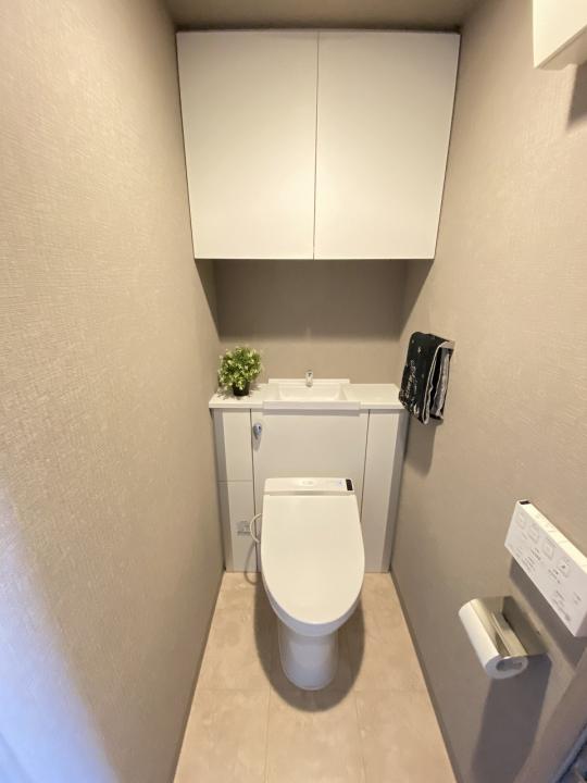 トイレには温水洗浄便座が設置されています。