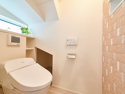 １階トイレ　温水洗浄便座　壁の一部にエコカラットを使用