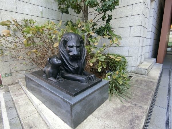 マンション共用部、ライオン像。