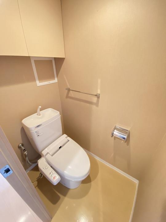 トイレには温水洗浄便座が設置されています。