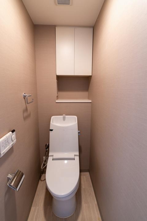 温水洗浄便座機能付きのトイレです。