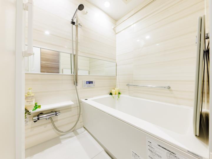 浴室乾燥機能、追炊機能、暖房機能付きの浴室です。シャワー位置は使いやすい位置に調整可能です。
