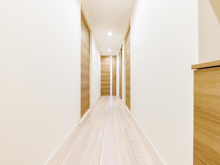 各お部屋同様に「白」色を基調としているため明るい廊下になっています。