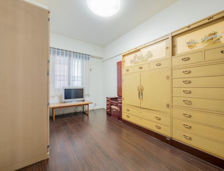 室内で統一されたフローリングの床。