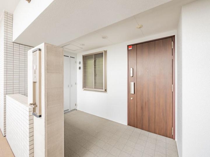 玄関前には門構えを備えたポーチ、住まいとしての独立性を高めます。