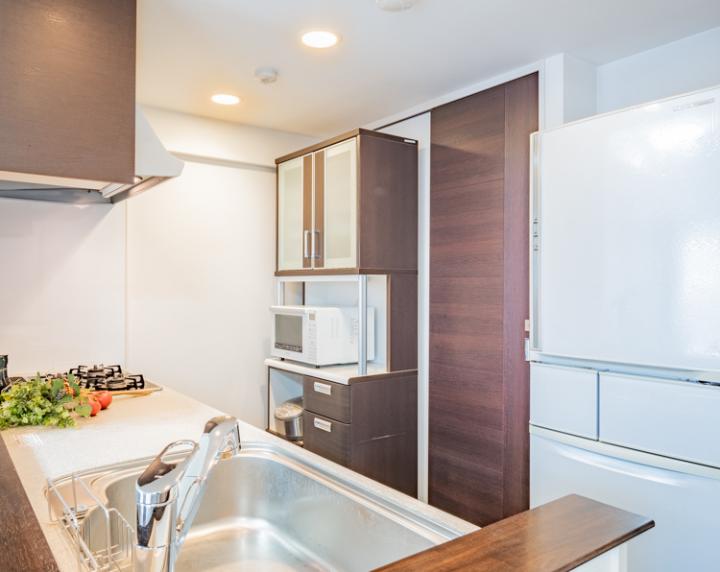 カウンター一体型のキッチン、ディスポーザー付きです。