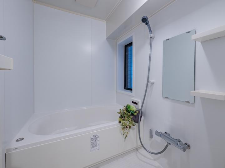 浴室には窓が有り、換気が可能です。