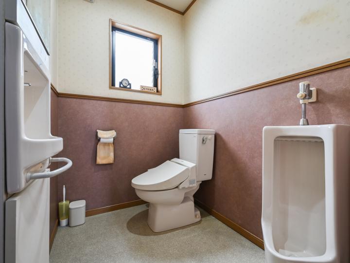 トイレの写真です。ストール小便器もございます。