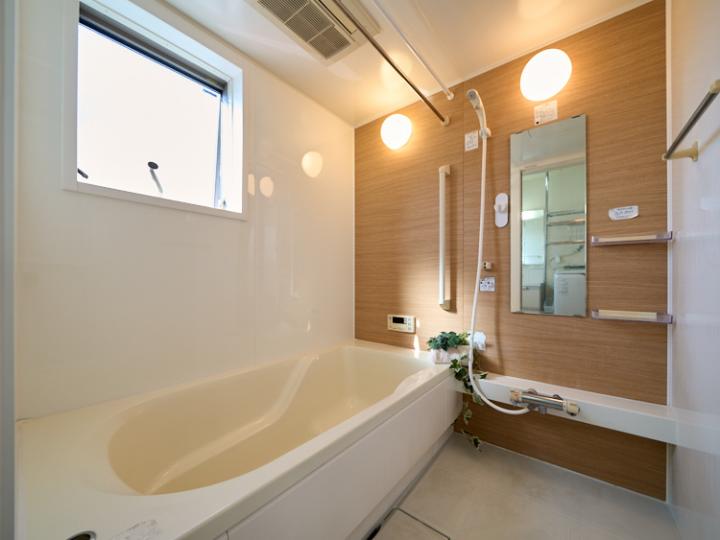 浴室乾燥機があり雨の日にお洗濯ものを乾かすことができます。壁には木目調のデザインを採用しています。