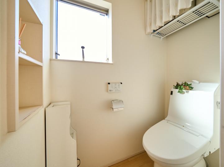 トイレは2か所あります。温水洗浄便座の機能つきで、小さな窓から採光しています。
