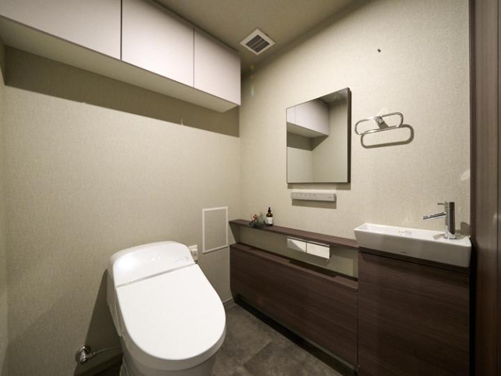 トイレは、暖房便座付ののシャワートイレ一体型便器を採用しております。