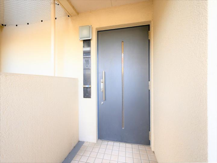 ■玄関扉です！エレベーターからも近く、角部屋・2面バルコニーです！