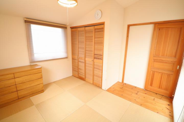 二階和室７帖です。琉球畳があります。
