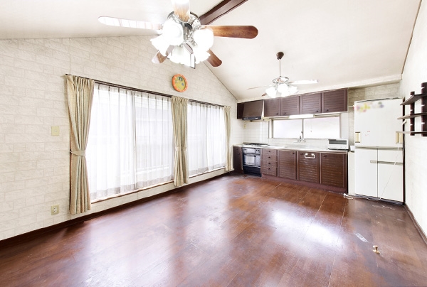 12帖のリビングにはダイニングテーブルなど大きめな家具を置いてもスペースにゆとりがあります!