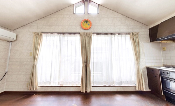 ワイドな窓には南からの暖かな日差しと心地よい風が入ります