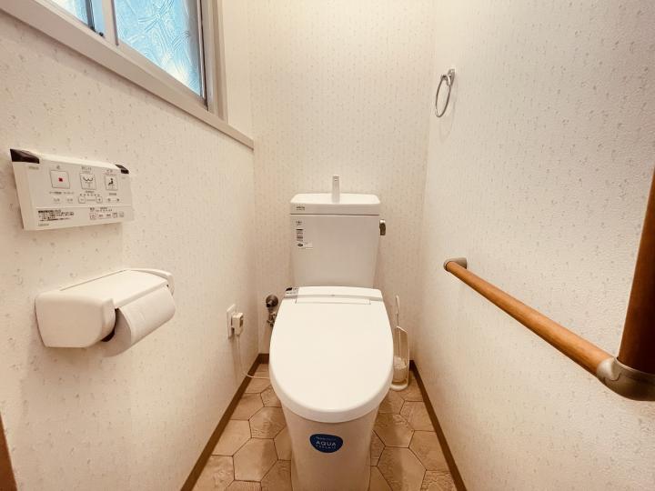 1階トイレです。温水洗浄便座です。