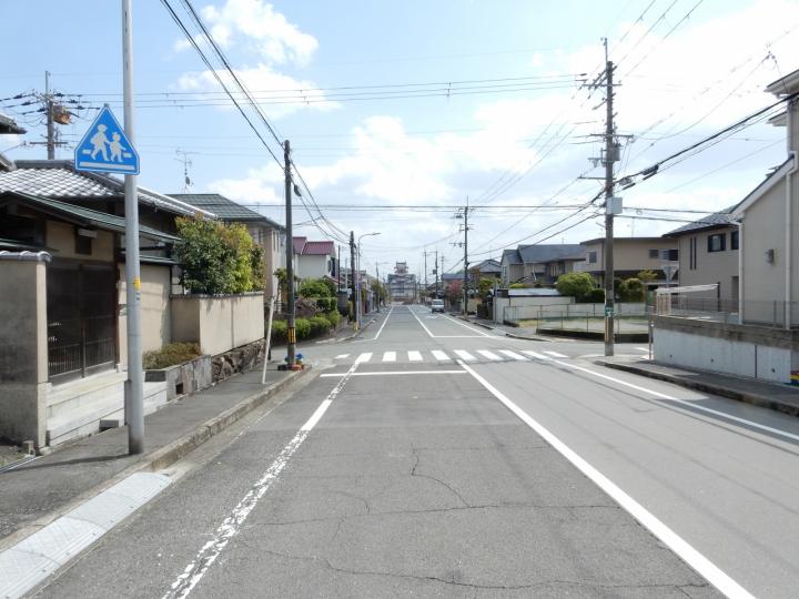 西側前面道路