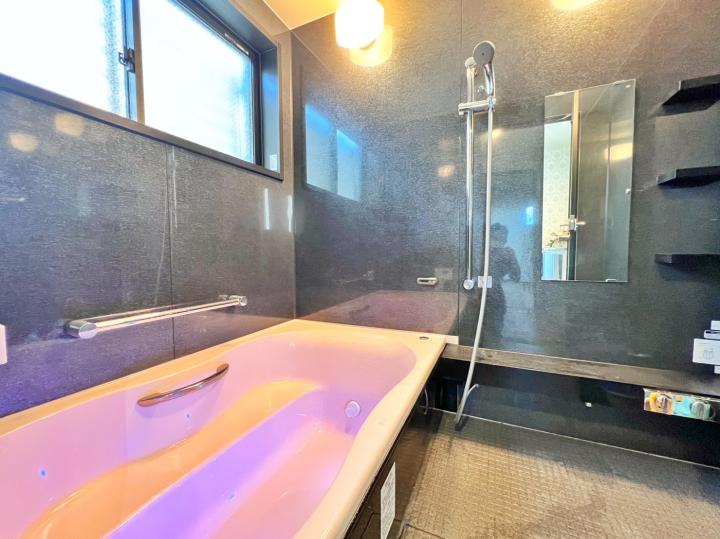 ２階の浴室です！浴槽内は季節に合わせた色に光らせてお風呂時間を楽しませてくれます！