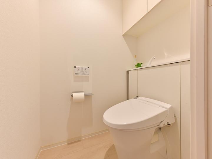 【トイレ】左右のキャビネットや上部の戸棚など収納スペースが多くあるタンクレストイレです。