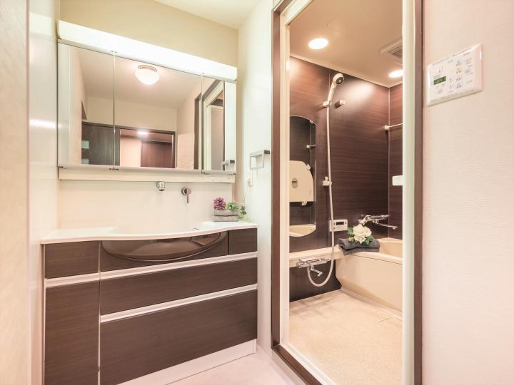 ■洗面室には、3面鏡の洗面台がございます！※2011年9月新調