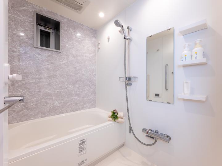 浴室暖房乾燥機付き、キレイドア採用、モザイクフロアパターンの浴室