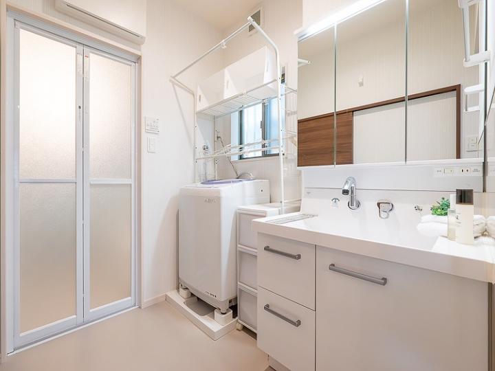 三面鏡の付いた洗面化粧台は、鏡面裏側にも機能的な収納を配置
