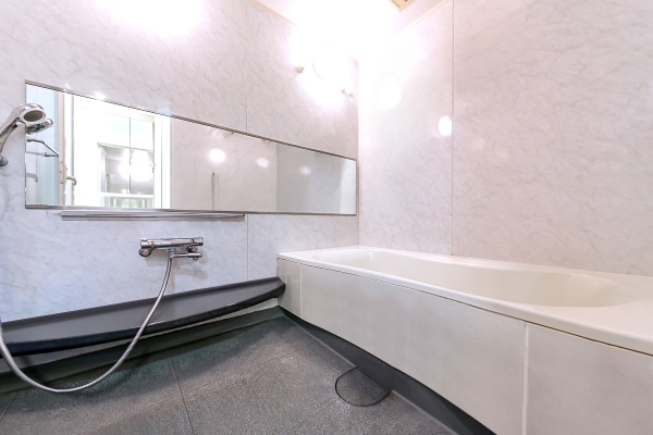 浴室　ゆとりある1620サイズの低床式浴槽　（CGで作成したリフォームイメージです）