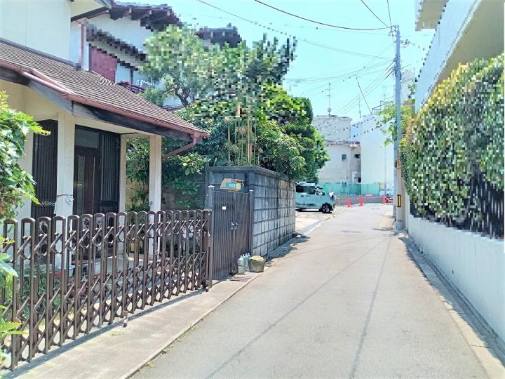 前面道路幅員は約3.0mとなり、車の通行も問題ございません。