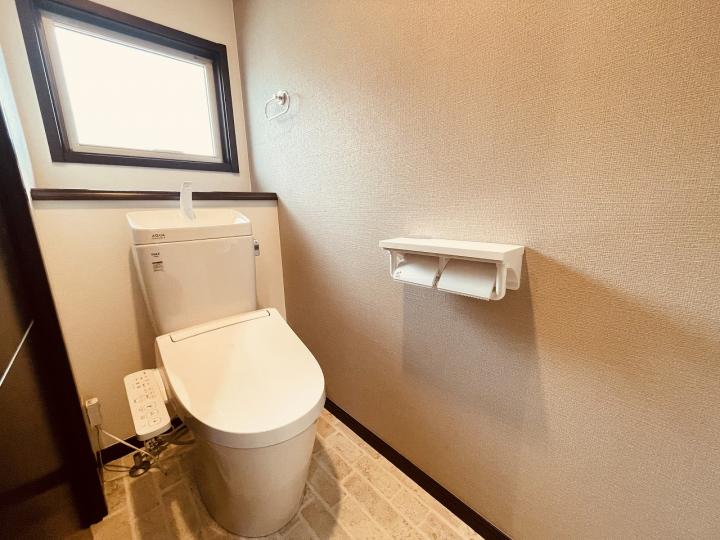 1階のトイレです。便器を新調しております。