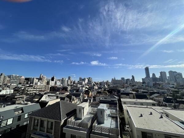 マンション屋上へ出入りでき、開放感のある眺望が望めます。天気の良い日は青空を楽しめそうです。