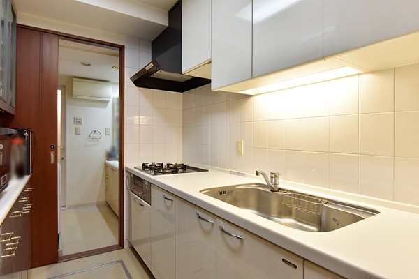 キッチンは使いやすさと清潔感を保つ支店を大切に設計。たっぷりとした収納場所洗練されたデザインと機能性