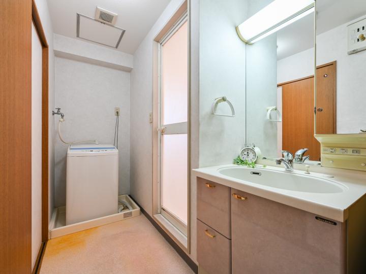 洗面室：左側に見える扉からはキッチンへ移動できます！