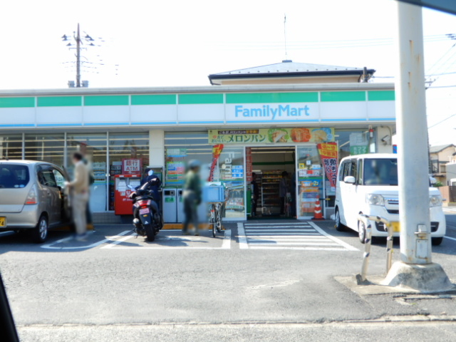 ファミリーマート松戸柿の木店　約500ｍ（徒歩7分）