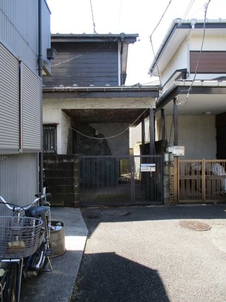 現地(古家あり):画面正面左側(撮影年月:2025年04月)