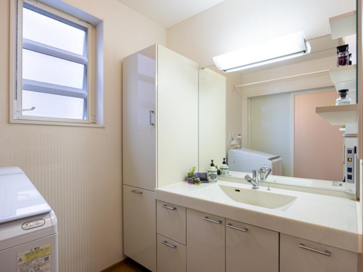 洗面所　収納豊富な洗面化粧台を採用　洗面所には窓もございます