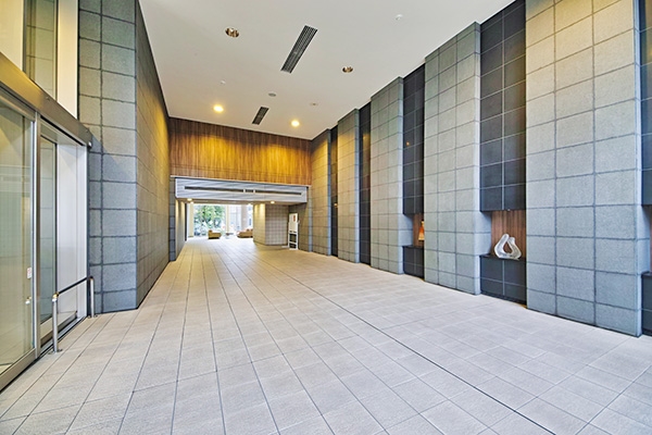 高い天井と高級感のあるエントランスにはアート作品が設置されホテルライクな空間となっております。