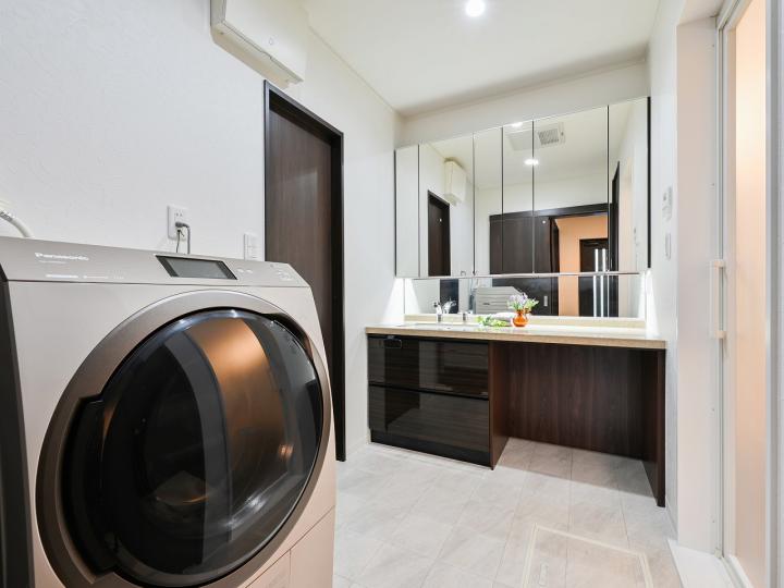 ～１階洗面所～オシャレで清潔なデザインなので、毎日清潔な空間で気持ち良くご使用できます。