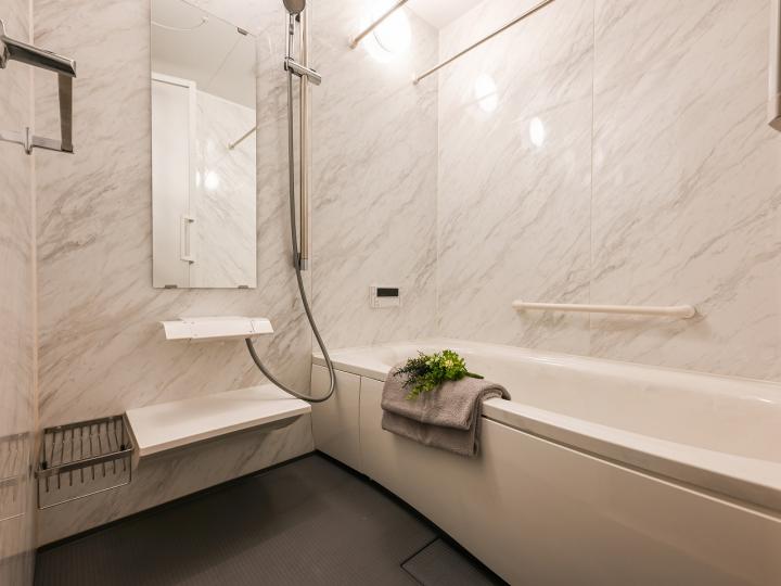 ～１階バスルーム～綺麗な清潔感溢れるバスルームです。ゆったりと浴槽に浸かることができます。