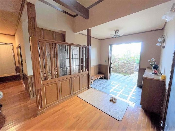 左右にシューズボックスがある開放的な玄関