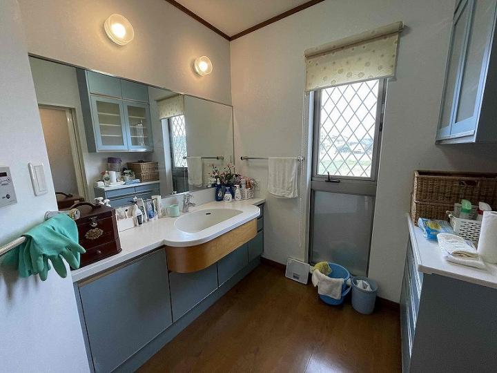 勝手口のある洗面脱衣所