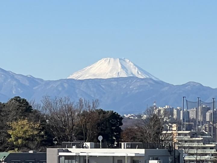 バルコニーより天気の良い日は富士山が望めます。