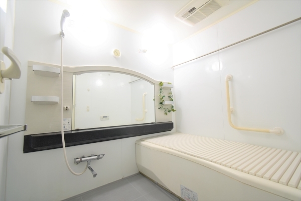 １６２０サイズのユニットバス　浴室換気乾燥機、追い焚き機能付きです。