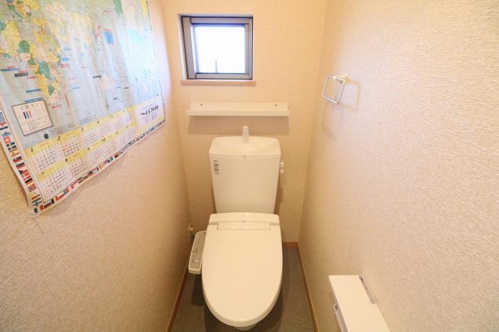 2Fの温水洗浄機能付きのトイレです。